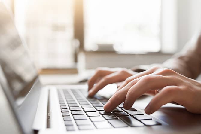 Manos escribiendo en teclado